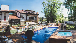 Hotel de 4* con jacuzzi + desayuno + cava y bombones en Santillana del Mar